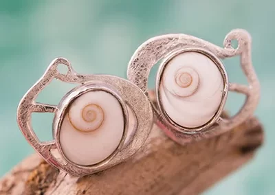 Fotografia de dos pendientes con forma de caracola